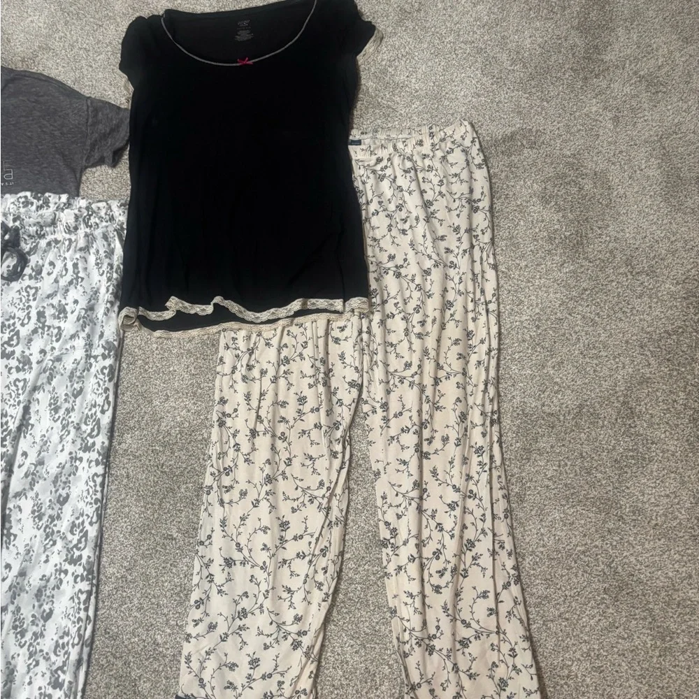 2 sets‎ of pajamas